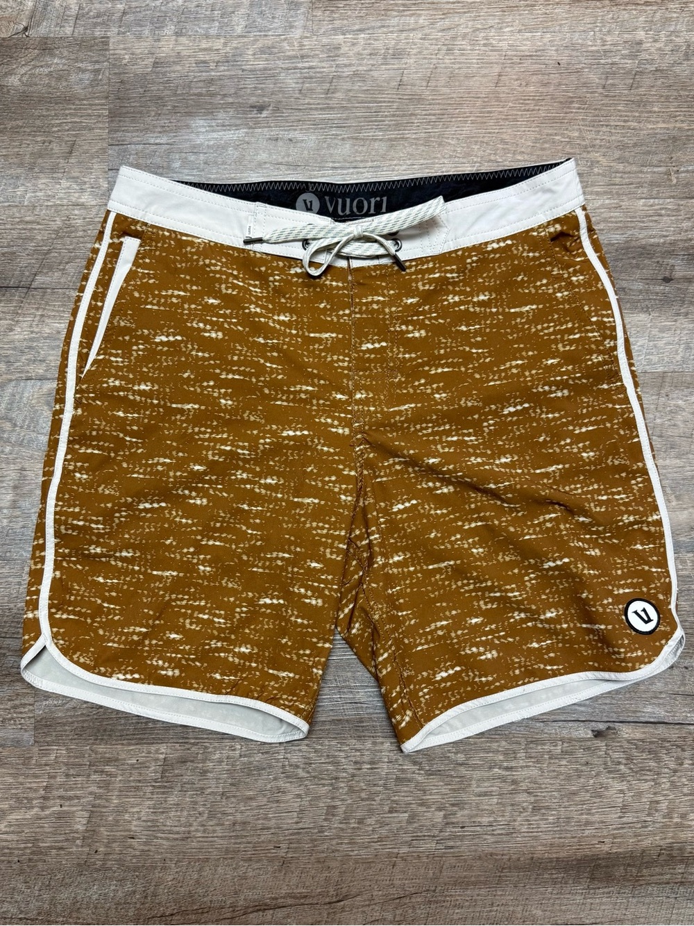 Vuori Men's Cruise Board Shorts Color Caramel Slub Yellow Size 28